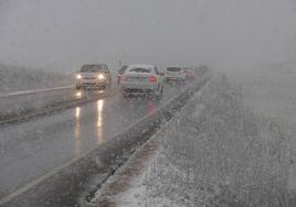 Intensas nevadas en la A-66 a la altura de Guijuelo dificultan el tráfico.