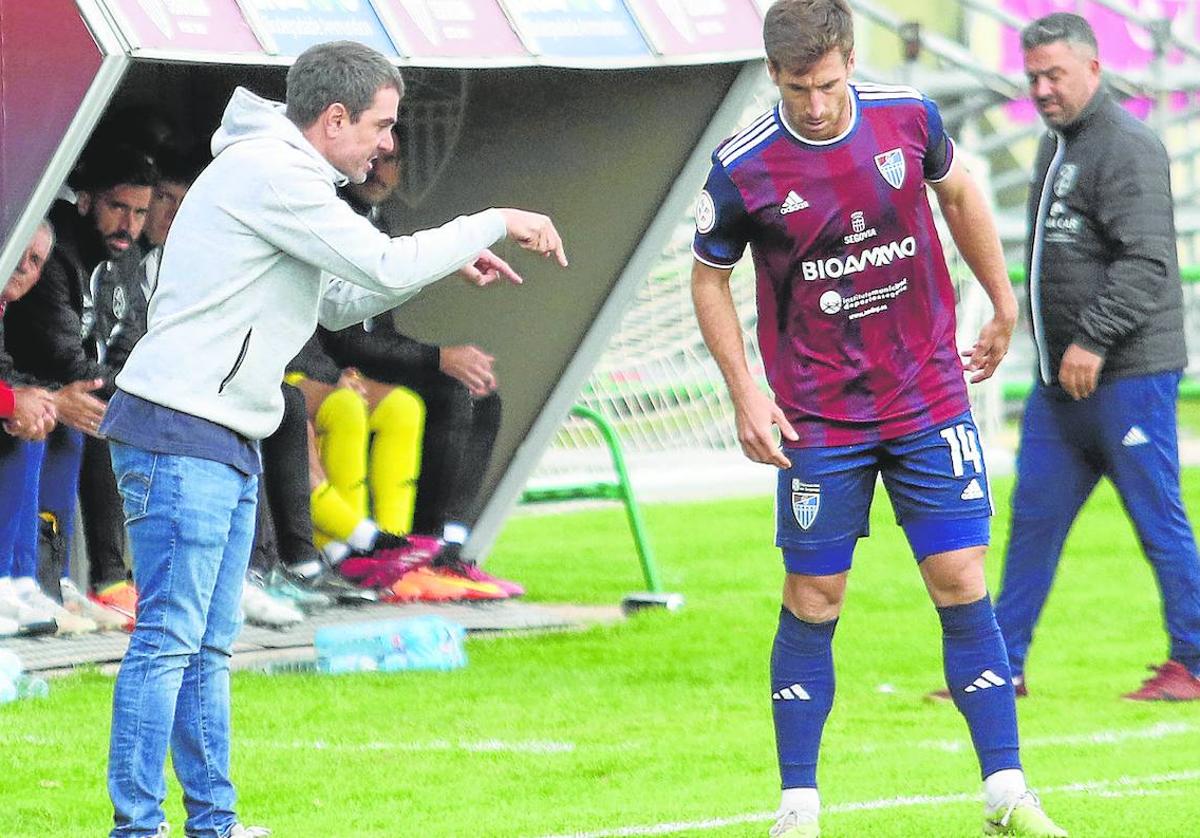 Ramsés realiza ajustes con Fer Llorente durante un partido en La Albuera.