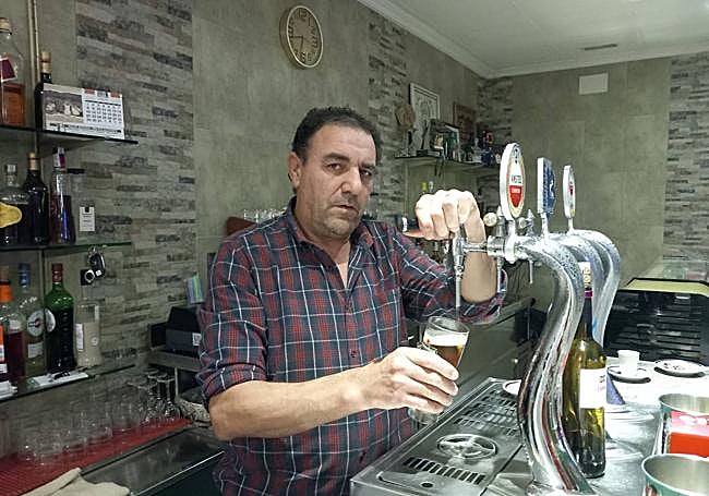 Fernando González poniendo una caña en el Teleclub de Tordehumos