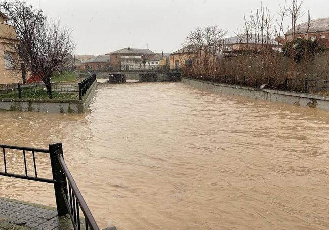 El arroyo Papeles se ha desbordado en Cantimpalos.