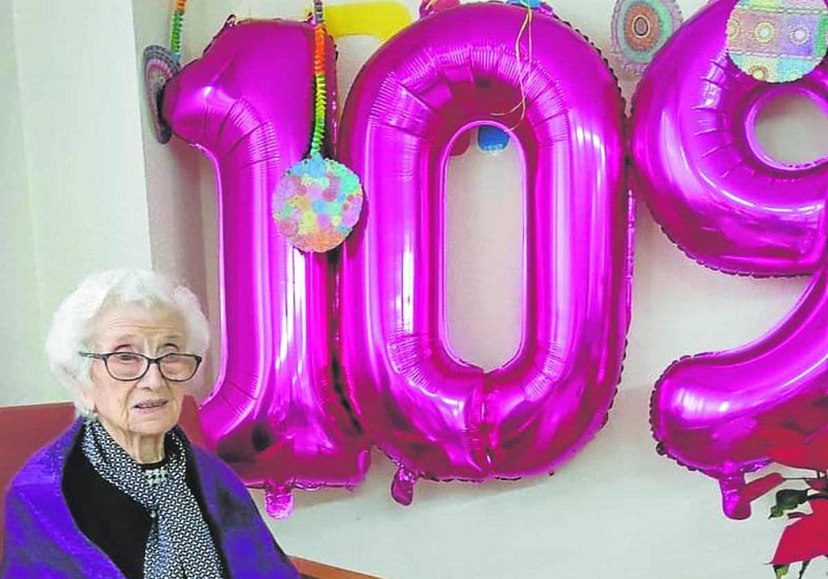 Ignacia Heras, con sus globos de cumpleaños.