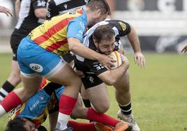 Juan González trata de zafarse del placaje de un rival, en el partido del pasado año ante Les Abelles.
