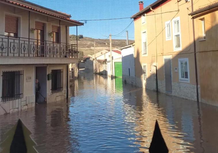 Calles anegadas en Rábano tras desbordarse el Duratón.