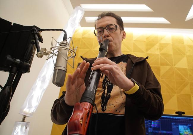 Eduardo grabando las notas de una flauta india.