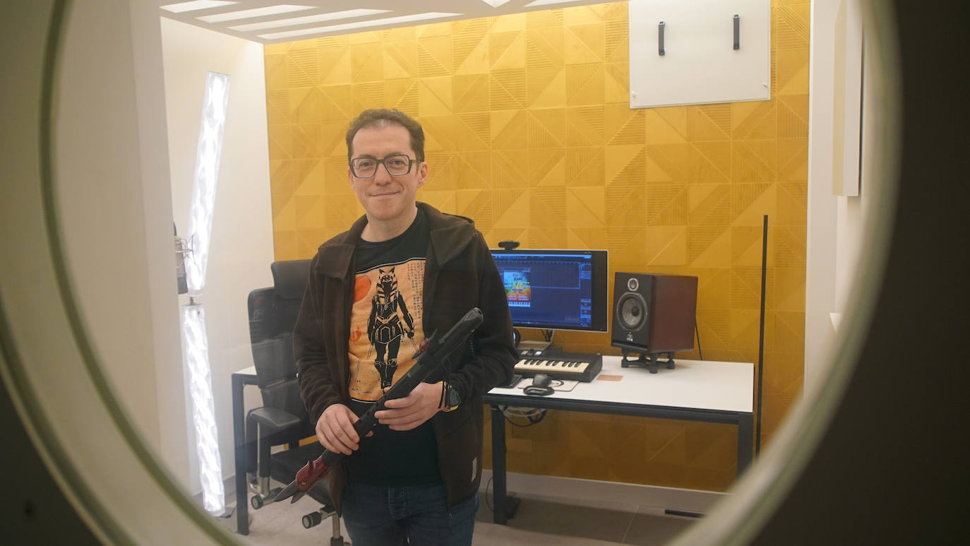 Eduardo en su estudio de grabación.