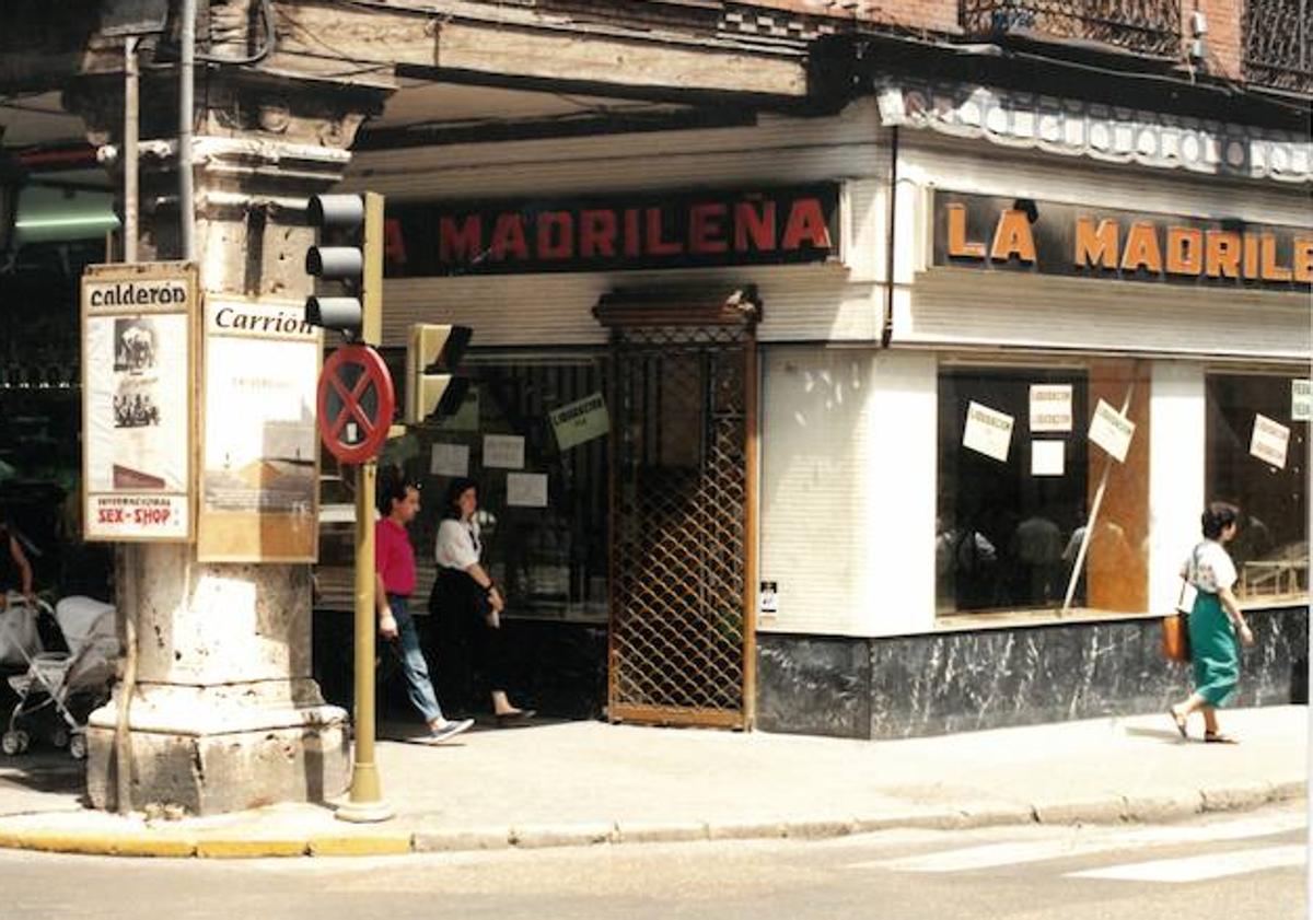 Imagen principal - Arriba, el comercio, ya cerrado, en los años noventa del siglo XX. Abajo, el comerciante vallisoletano Felipe Moreda Pérez.