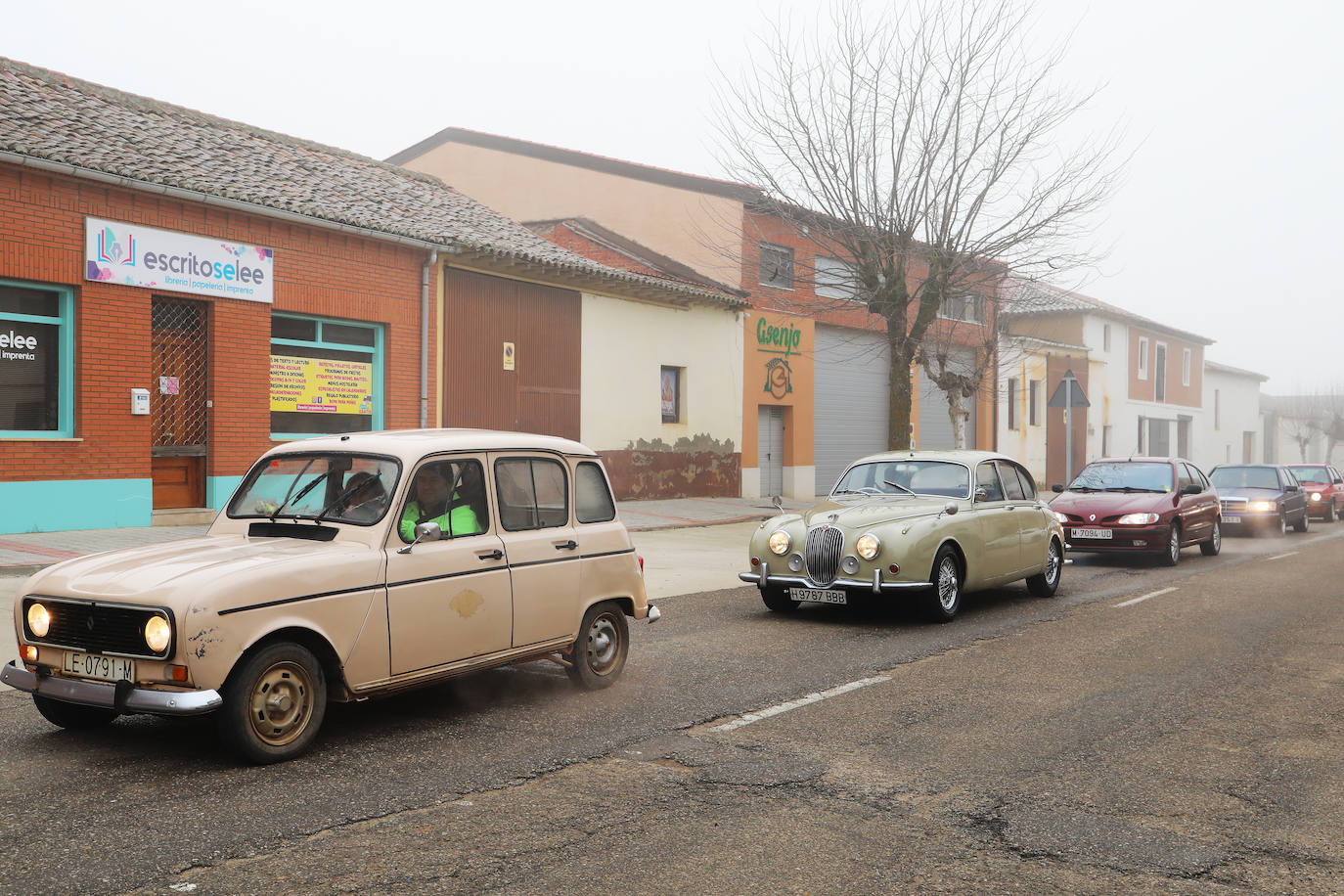 Concentración de coches clásicos en Paredes de Nava