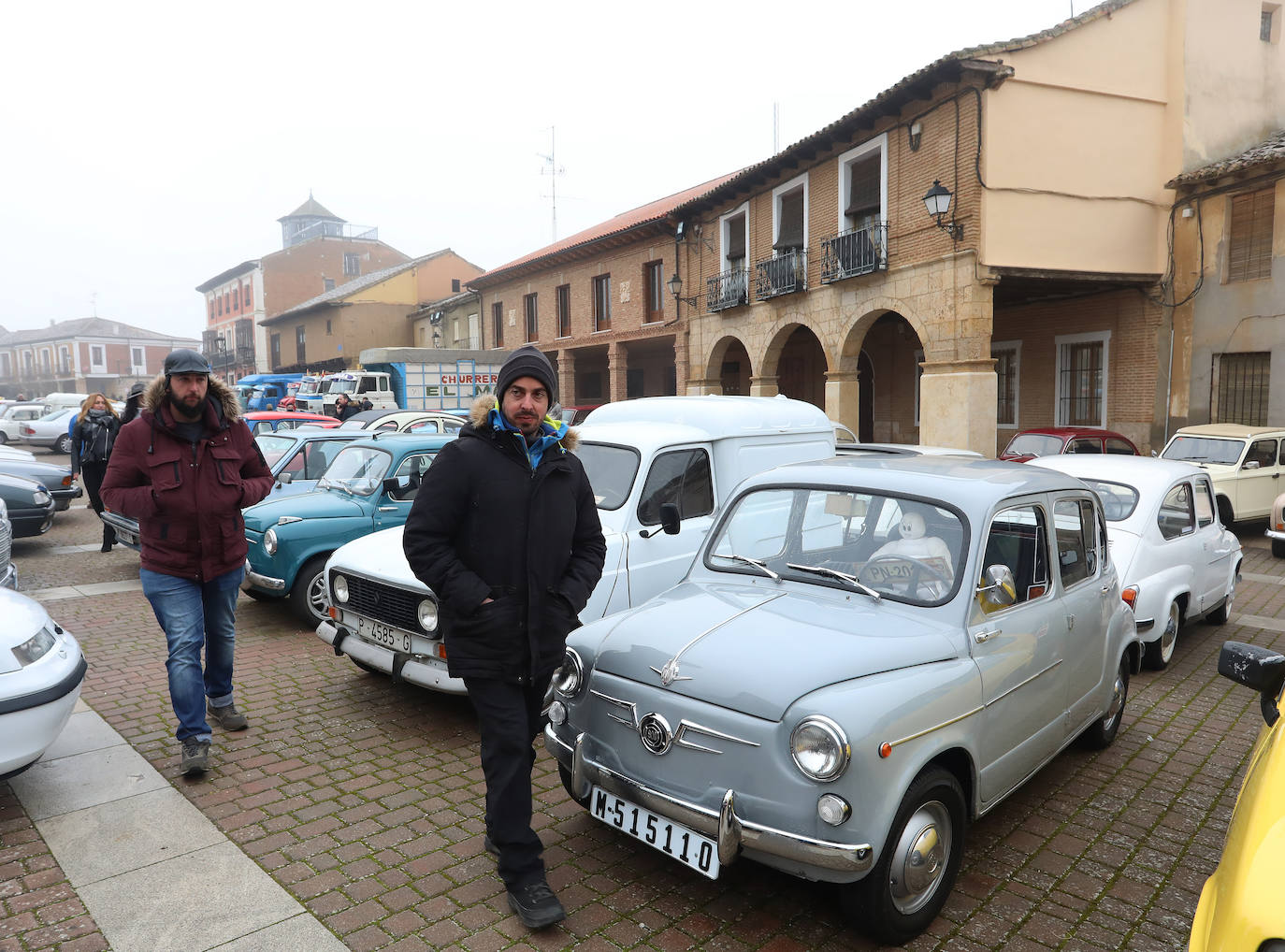 Concentración de coches clásicos en Paredes de Nava