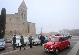 Concentración de coches clásicos en Paredes de Nava