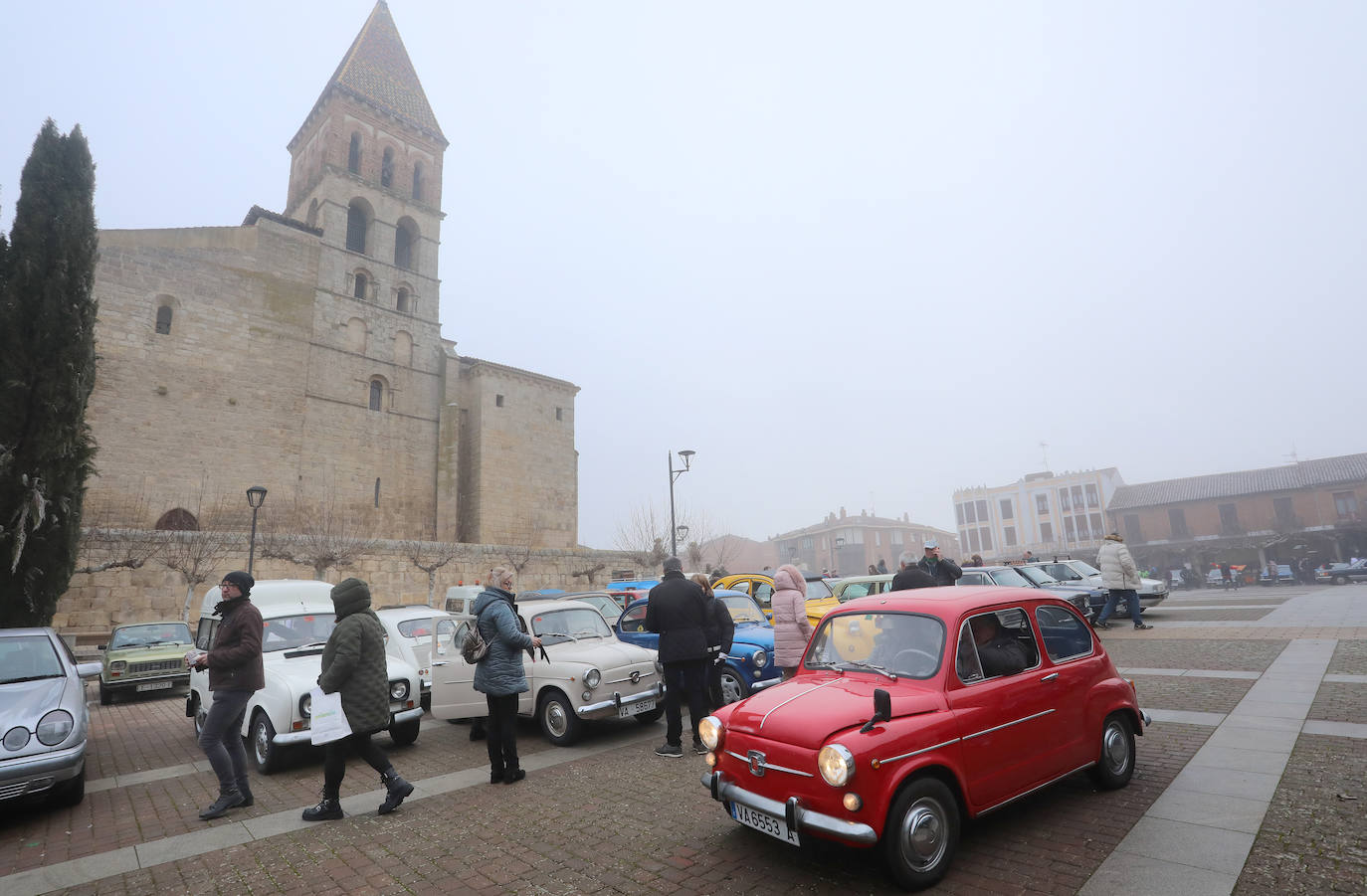 Concentración de coches clásicos en Paredes de Nava