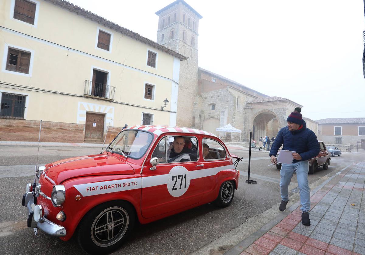 Concentración de coches clásicos en Paredes de Nava.