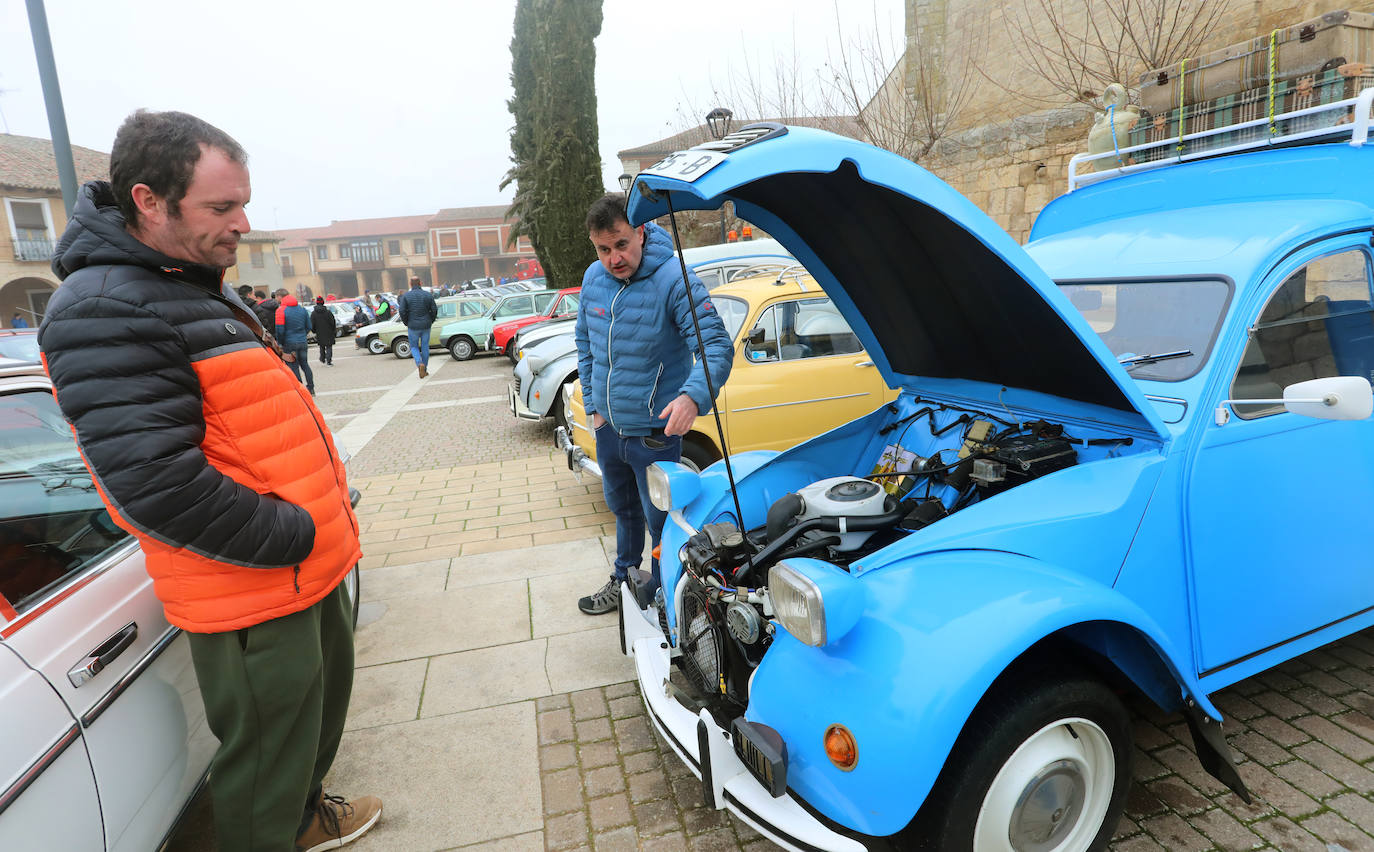 Concentración de coches clásicos en Paredes de Nava