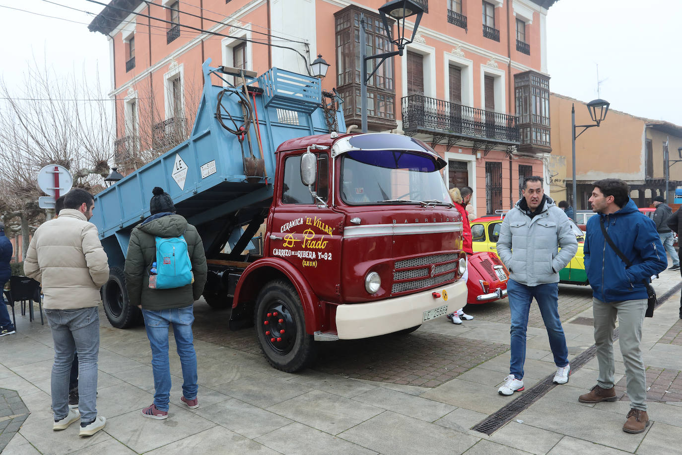 Concentración de coches clásicos en Paredes de Nava