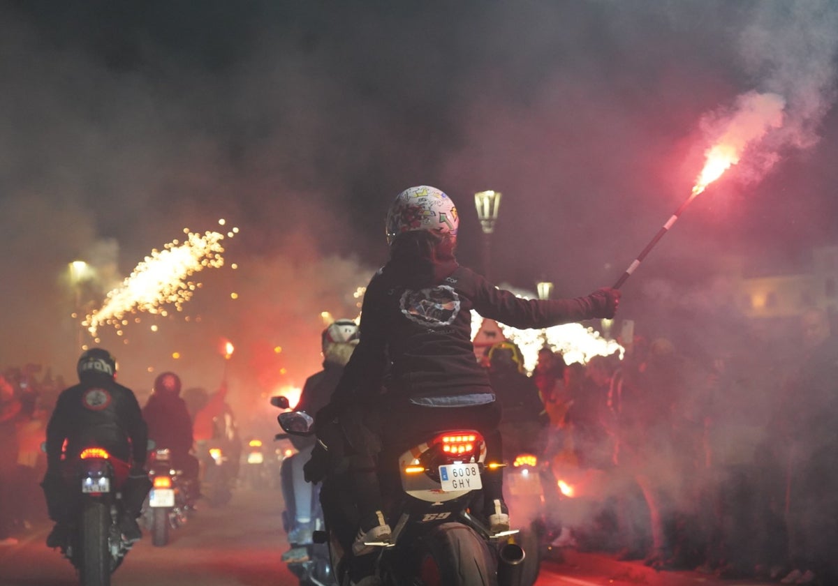 Desfile de antorchas durante la concentración motera en Tordesillas.