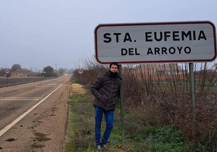 Ezquiel, durante una visita reciente al pueblo de donde partió su familia.