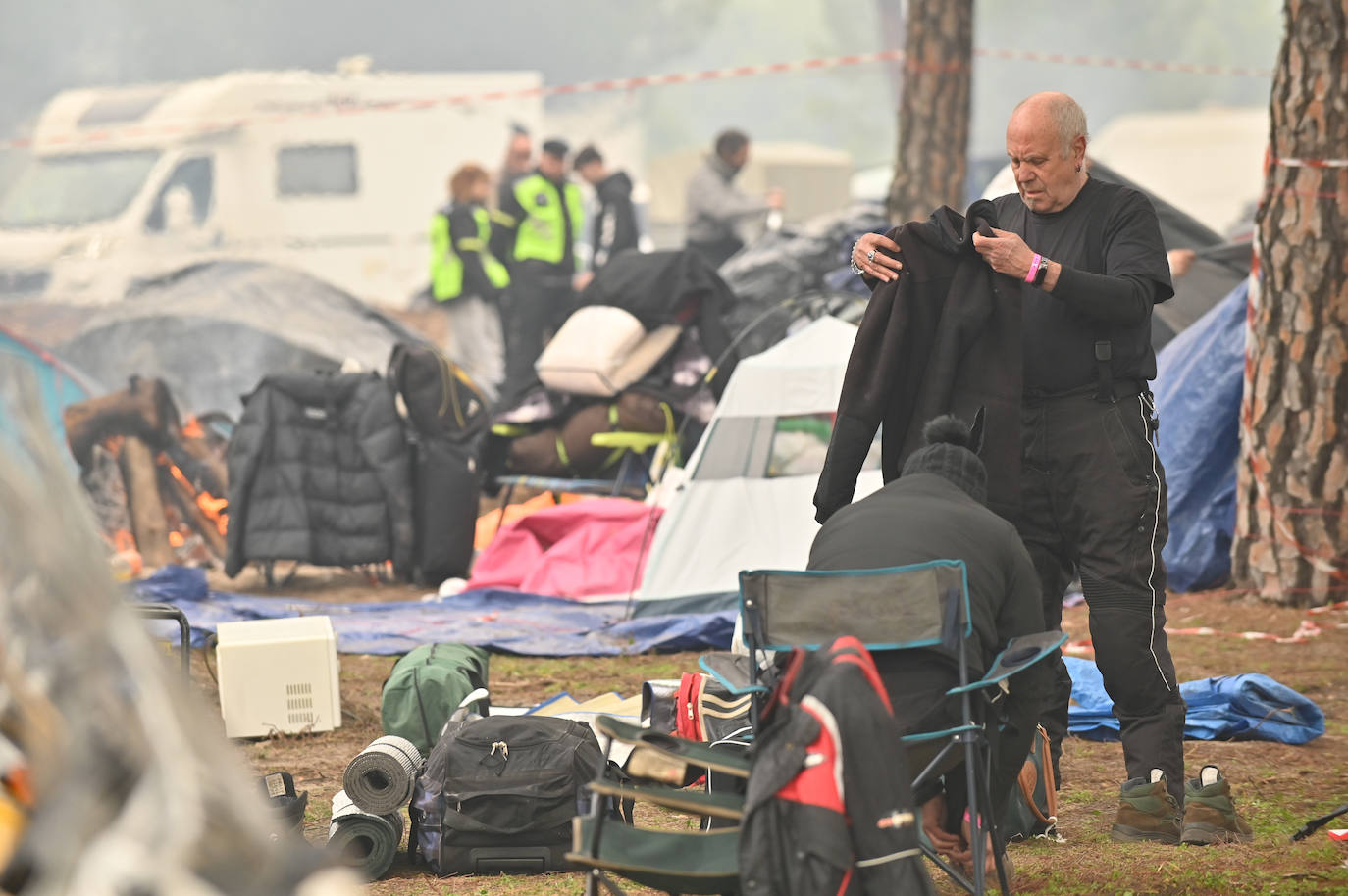 Participantes en la concentración de Motauros recogen en la zona de acampada.