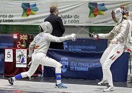 Una de las tiradoras españolas participantes en el campeonato intenta tocar a su rival.