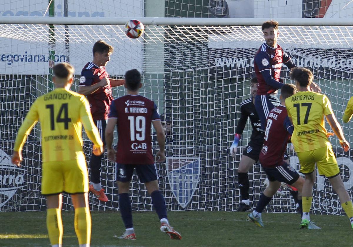 Fer Llorente despeja un balón durante el duelo ante el Navalcarnero.