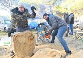 Preparativos de una hoguera para combatir el frío en Motauros