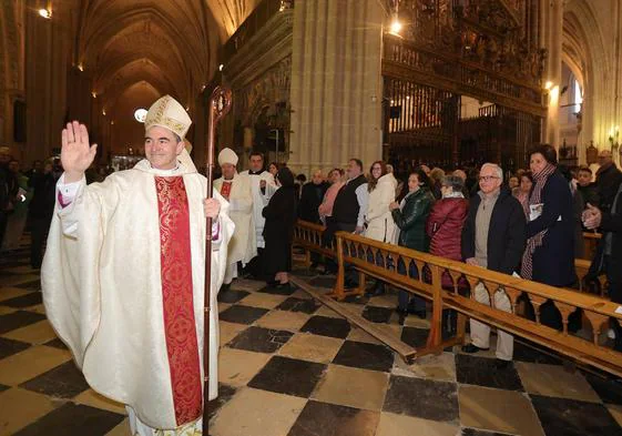 El nuevo obispo saluda en la Catedral tras ser ordenado.