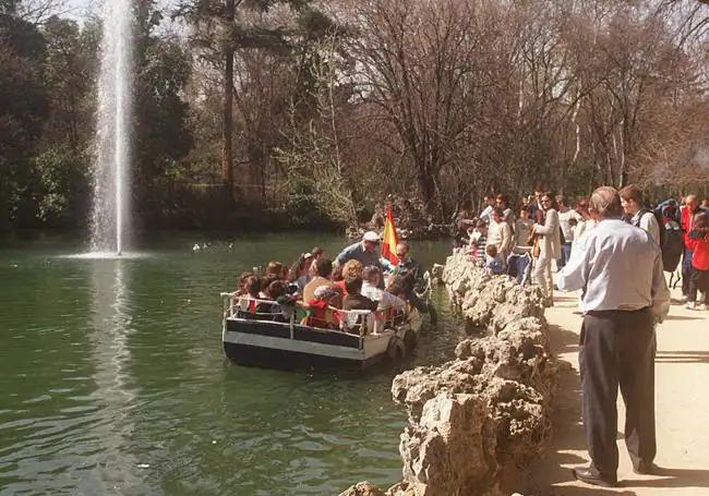 La barca de 'El Catarro' en los años noventa en el estanque del Campo Grande.