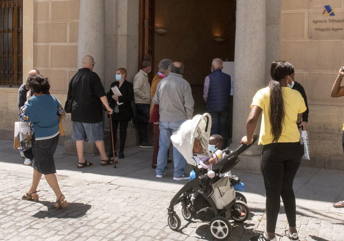 Esperas de ciudadanos ante la entrada de la delegación de Hacienda en la capital segoviana.