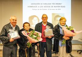 Los homenajeados, María Jiménez y Victoriano Cabrejas, en el centro, junto a sus familiares.