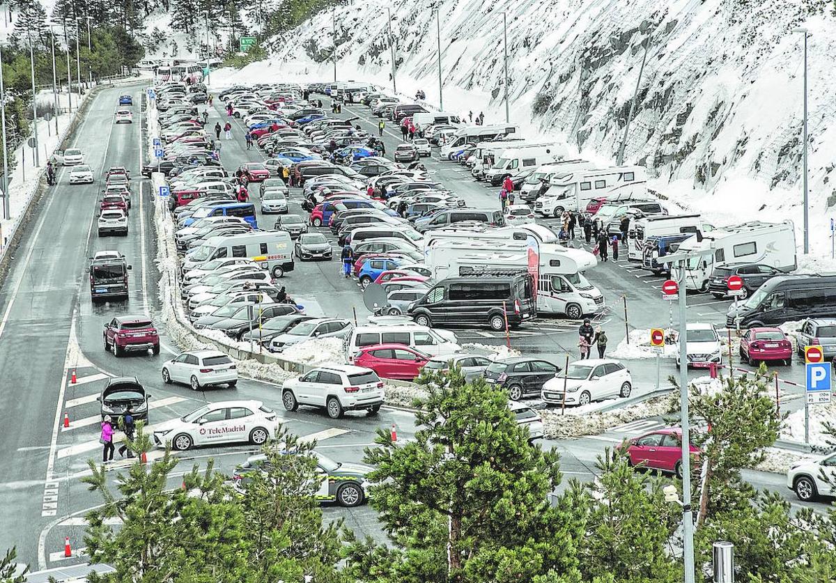 Aparcamiento de Navacerrada, repleto de coches durante el pasado fin de semana.