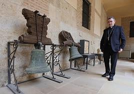 Garciandía contempla las campanas expuestas en el claustro del Palacio Episcopal, parte del Museo Diocesano.