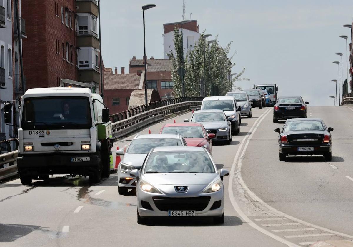 Paso de vehículos por el viaducto de Arco de Ladrillo durante unas obras de mantenimiento.