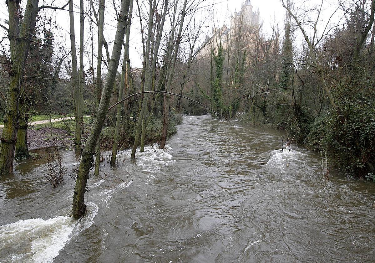 El río Eresma, a su paso por Segovia tras el aumento del caudal por el deshielo.
