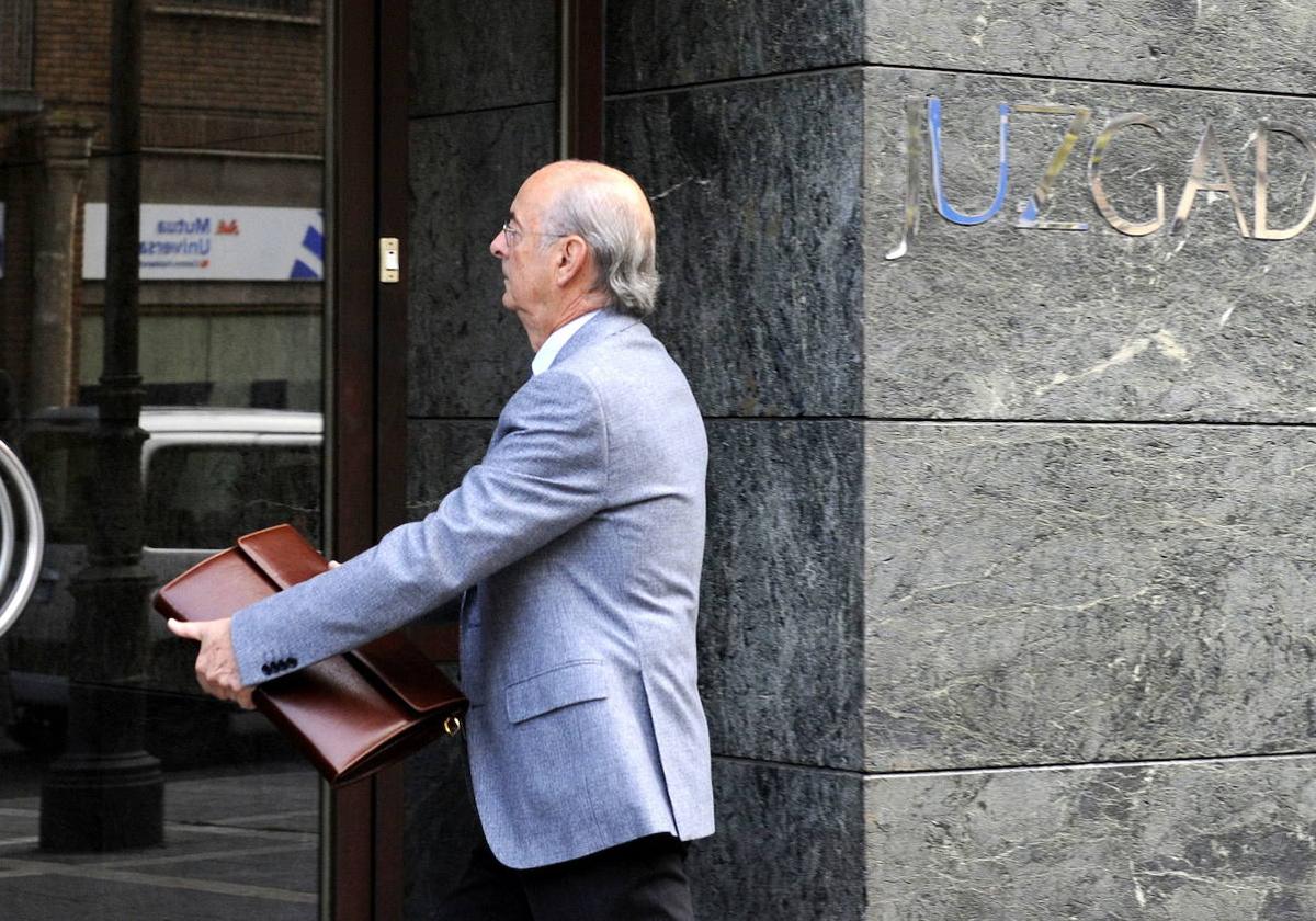 Luis Alberto Samaniego accede a los juzgados de la calle Angustias durante la instrucción de la causa abierta contra él y sus familiares.