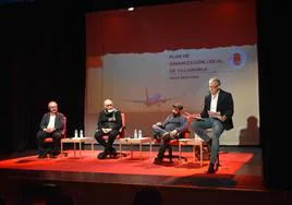 Los ponentes José Antonio Salvaldor, Pedro Piedras, Héctor Castrillejo con el alcalde nublense Pablo Miranda, durante la Mesa Redonda