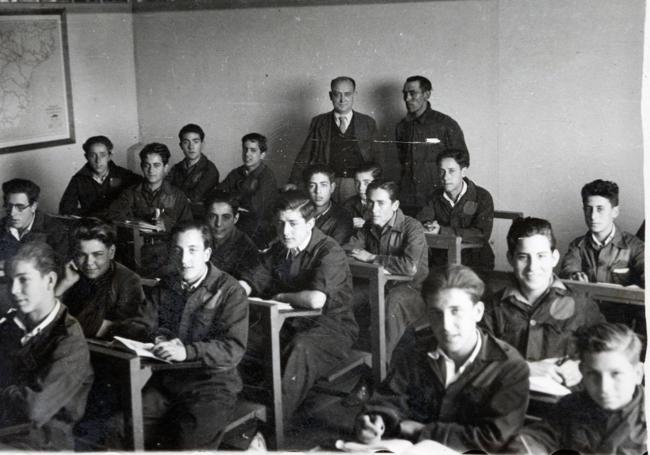 Alumnos de la primera promoción de aprendices de Renfe de Valladolid, durante una clase.