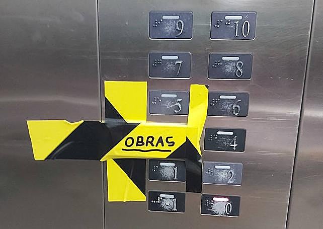 Panel del ascensor, con el botón de la tercera planta inutilizado.