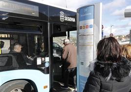 Usuarios del servicio público de transporte urbano suben a un autobús en la plaza de Artillería.