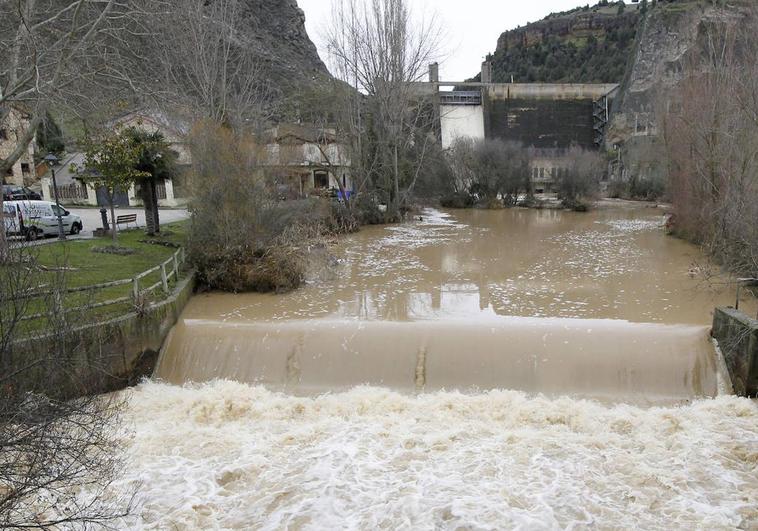 El embalse de Burgomillodo, con las compuertas abiertas para el vertido de agua, este martes.