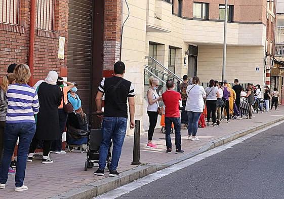 Colas en la sede de Cruz Roja durante la pandemia de la covid para recibir víveres.