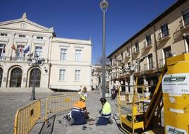 Colocación de una las polémicas farolas en febrero de 2022.