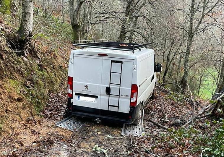 Imagen de la furgoneta que quedó atrapada en medio del monte en La Laguna de Castilla.