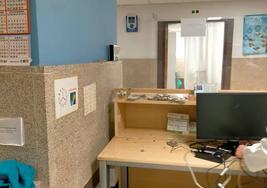 Trozos de la loseta en el suelo y sobre la mesa.