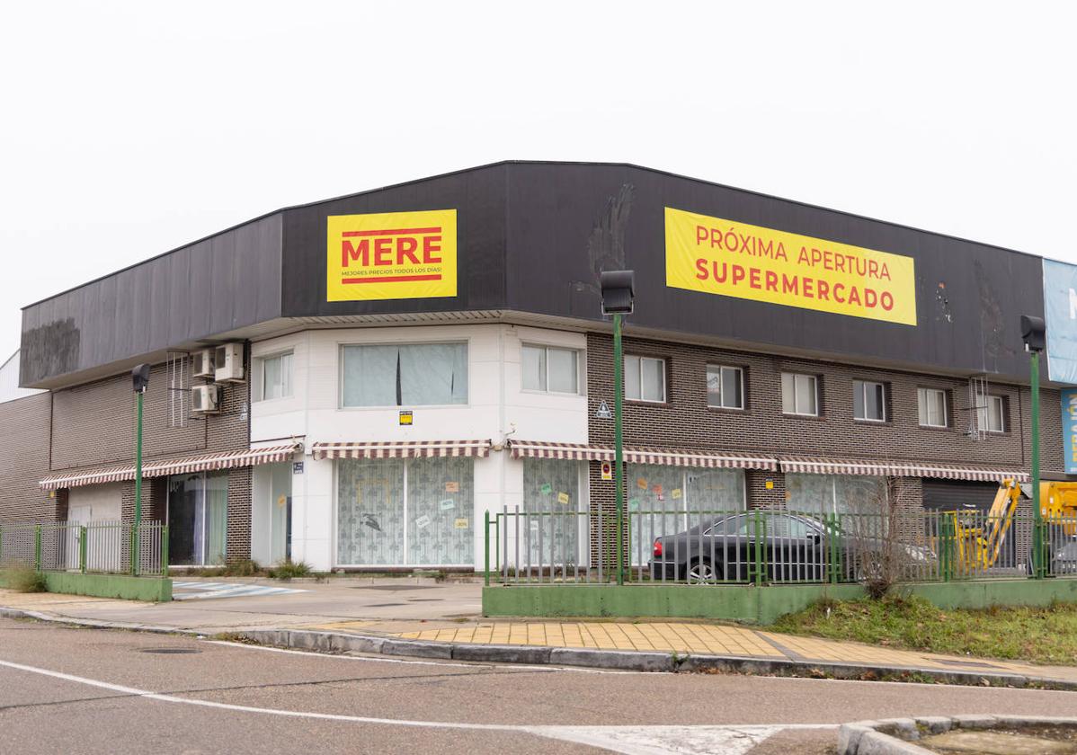 Edificio del supermercado de la cadena Mere, en la calle Zanfona, junto a la avenida de Soria.