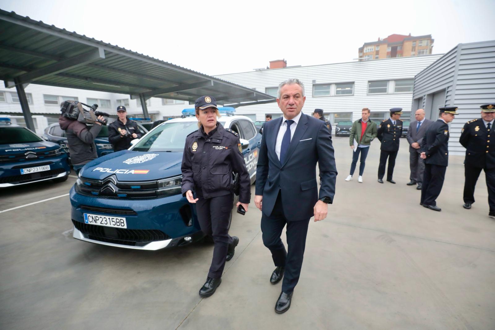 El delegado del Gobierno, Nicanor Sen, durante la presentación de la flota.