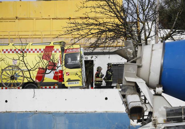 Los bomberos, en el lugar del accidente.