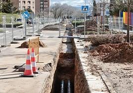 Zanjas y obras de red de calor en la calle Eusebio González Suárez de Parquesol.