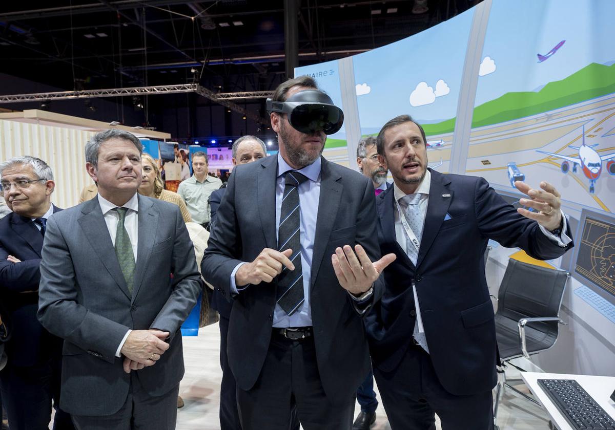 Óscar Puente prueba en esta semana, en Fitur, un programa de realidad virtual sobre aeropuertos.