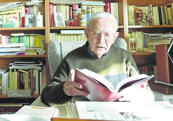 Jacinto Herrero, leyendo en su estudio.