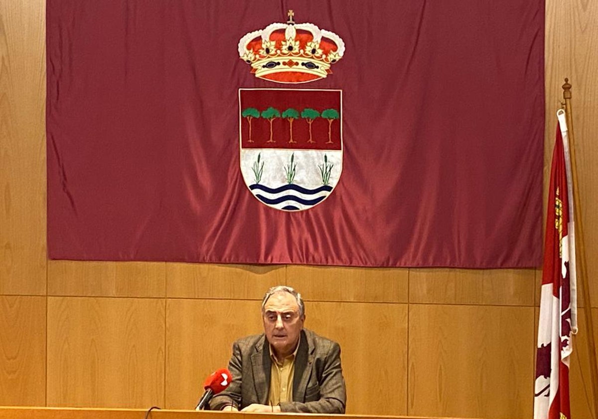 Avelino Álvarez, alcalde de Laguna de Duero, comparece para anunciar el cese del jefe de Protección Civil.