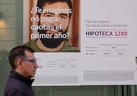 Imagen de archivo del cartel de un banco que anuncia sus precios para hipotecas.