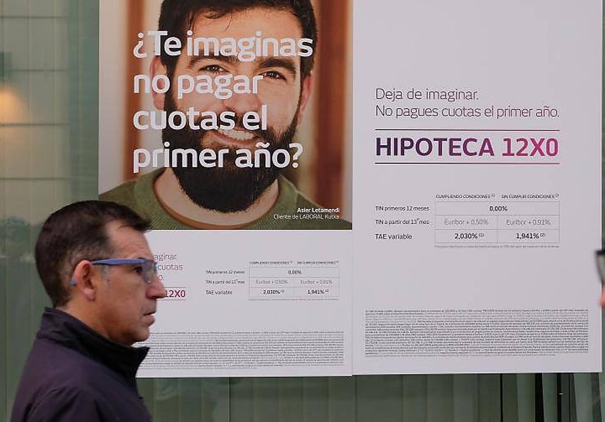 Imagen de archivo del cartel de un banco que anuncia sus precios para hipotecas.